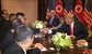 Po potřesu rukou se prezident USA a Kim odebrali ke společnému jednání s tlumočníky.