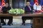 Severní Korea se na summitu se Spojenými státy zavázala pracovat na úplném odstranění jaderných zbraní z Korejského poloostrova, zatímco Washington slíbil poskytnout Pchjongjangu bezpečnostní záruky.