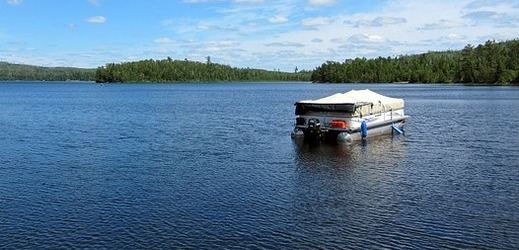 Plovoucí dětský tábor vznikne na pontonu (ilustrační foto).