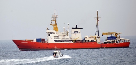 Loď Aquarius francouzské neziskové organizace SOS Méditerranée