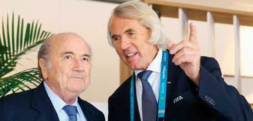 Jiří Dvořák (vpravo) po boku Seppa Blattera, bývalého předsedy FIFA.