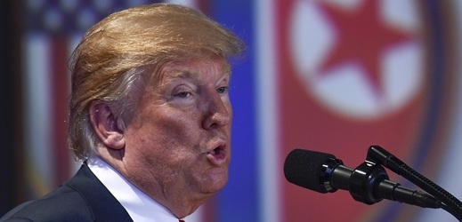 Americký prezident Donald Trump na tiskové konferenci po jednání s Kimem.