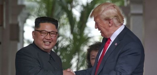 Severokorejský vůdce Kim Čong-un (vlevo) a prezident USA Donald Trump.