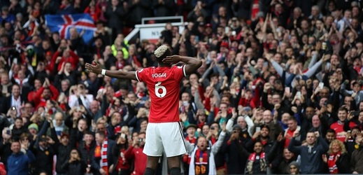 Paul Pogba jako hráč Manchesteru United slaví s fanoušky.
