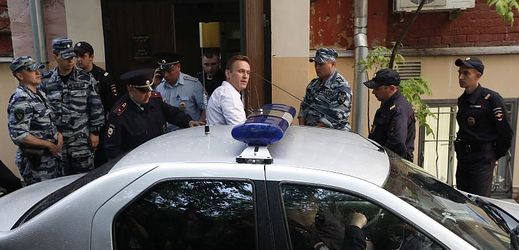 Navalnyj v policejním doprovodu.