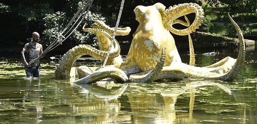 Chobotnice, vznášející se na hladině Vltavy, patřila k nejzajímavějším dílům minulých ročníků festivalu Sculpture Line. Autorem sochy je Viktor Paluš.