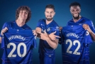 Hvězdy Chelsea Olivier Giroud, David Luiz a Tiémoué Bakayoko s dresy se jménem nového partnera.
