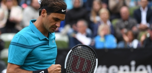 Tenista Roger Federer po vítězství ve Stuttgartu. 