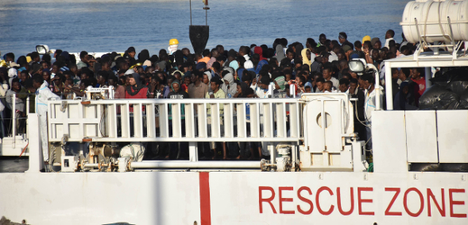 Loď s uprchlíky vyvolala v Evropě diplomatický spor.