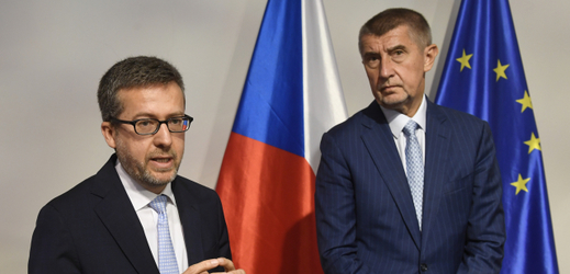 Evropský komisař pro vědu, výzkum a inovace Carlos Moedas (vlevo) vystoupil 14. června v Praze na tiskové konferenci po jednání s premiérem Andrejem Babišem.
