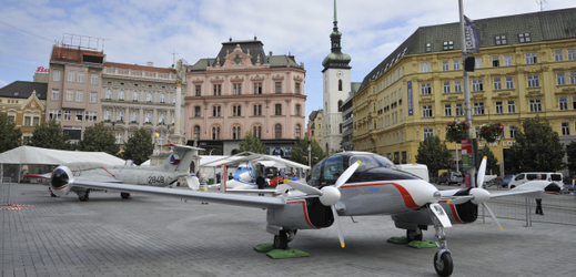 Náměstí v Brně zdobí pět historických letadel.