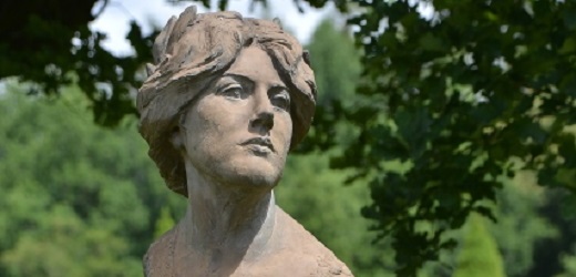 Busta Destinnové v Stráži nad Nežárkou.