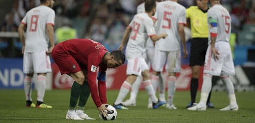 Christiano Ronaldo si chystá míč na penaltový puntík.