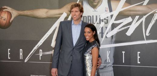 Basketbalista Dirk Nowitzki se svou ženou.