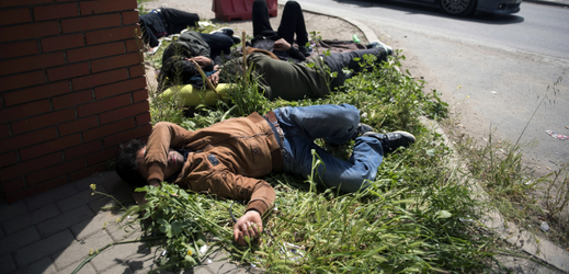 Spící migranti na ulici. 