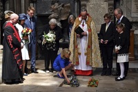 Pietního obřadu ve Westminsterském opatství se zúčastnila také Hawkingova dcera Lucy (pokládá kytici).