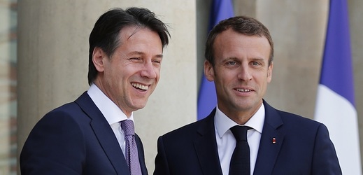 Italský premiér Giuseppe Conte (vlevo) a francouzský prezident Emmanuel Macron.