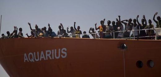 Loď Aquarius s migranty z Afriky.