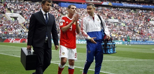 Alan Dzagojev po svém zranění s reprezentačními doktory.