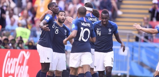 Francouzi se radují z druhého gólu v síti Austrálie.