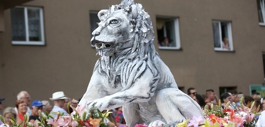 Alegorický vůz se českým lvem.