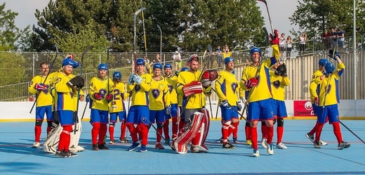 Hokejbalisté Kertu po úspěšném semifinále proti Hradci.