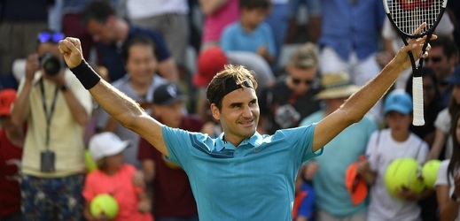 Roger Federer slaví postup do finále turnaje ve Stuttgartu.