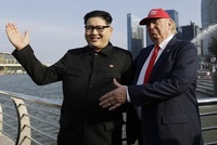 Kim Čong-un (vlevo) s Donaldem Trumpem.