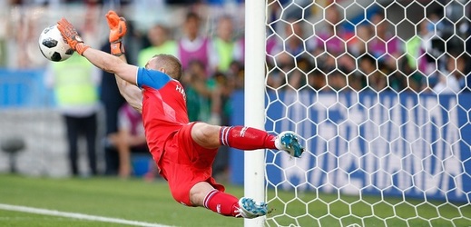Islandský brankář Halldórsson právě chytá Messiho penaltu.