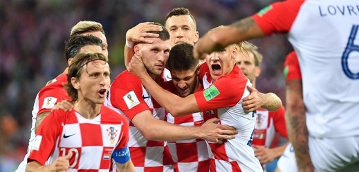 Hráči Chorvatska se radují z druhé trefy v síti Nigérie.
