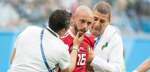 Marocký fotbalista Amrabat po zákroku, po kterém musel střídat.