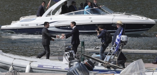 Alexis Tsipras a Zoran Zaev před podepsáním dohody.