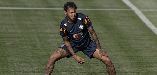 Neymar během tréninku před úvodním zápasem proti Švýcarsku.