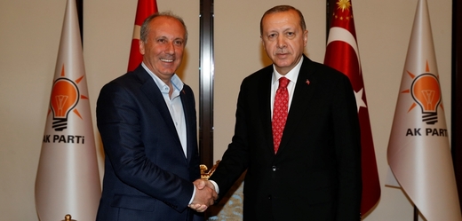  Muharrem Ince (v levo) a Recep Tayyip Erdogan.