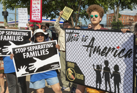 Lidé v Detroitu protestující proti Trumpově administravě rozdělující rodiny.