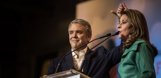 Iván Duque se raduje z vítězství v kolumbijských prezidentských volbách.