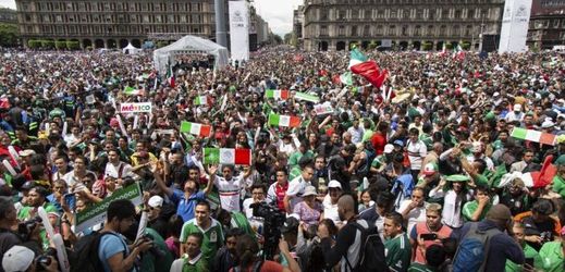 Mexičtí fanoušci slaví vítězství nad Německem.