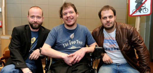 Na snímku Šimon Ornest, zakladatel kapely The Tap Tap (zleva), Láďa Angelovič, moderátor, Ondřej Ládek alias Xindl X.