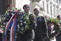 Náčelník Generálního štábu AČR Aleš Opata (třetí zleva) se zúčastnil 18. června 2018 u chrámu sv. Cyrila a Metoděje v Praze pietní vzpomínky na výsadkáře, kteří před 76 lety spáchali atentát na říšského protektora Reinharda Heydricha.