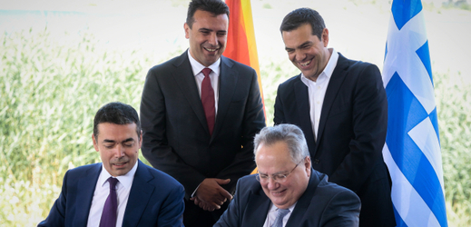 Diplomaté Řecka a Makedonie podepisují historický dokument.