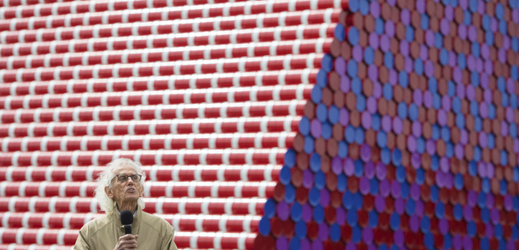 Výtvarník Christo odhalil v Londýně barevnou mastabu ze sudů.