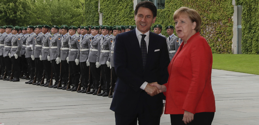 Německá kancléřka Angela Merkelová a italský premiér Giuseppe Conte.