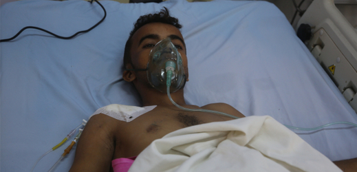 Zraněný muž po útoku na jemenský přístav Hudajdá.