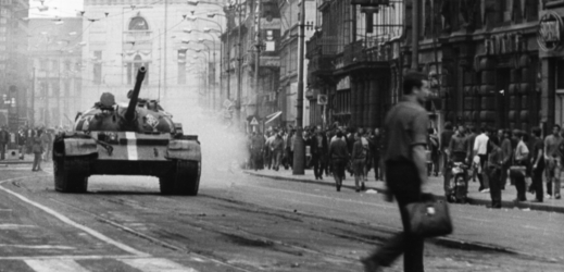 Tank projíždějící hlavním městem v roce 1968