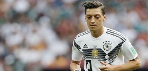 Německý záložník Mesut Özil čelí velké kritice.