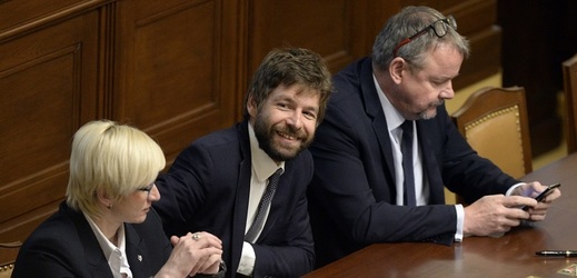 Robert Pelikán (uprostřed) už nebude poslancem.
