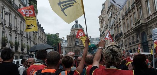 Protest francouzských železničních odborářů v Paříži.