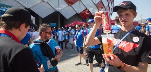 Fanoušci na fotbalovém šampionátu smutní, v některých moskevských podnicích došlo pivo. 