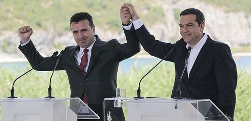 Zleva: Makedonský premiér Zoran Zaev a jeho řecký protějšek Alexis Tsipras.