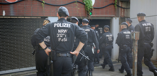 Policie prohledává budovu v Kolíně nad Rýnem, kde byl nalezen jedovatý ricin.